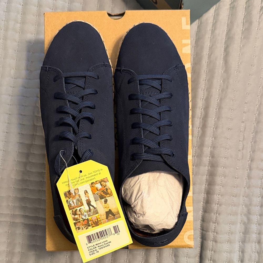 BNIB TOMS Lena Navy Suede shoes - size 10